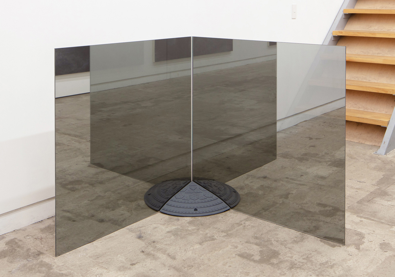 'Mound' 窓ガラス、段差プレート 916×916×910 mm 2020